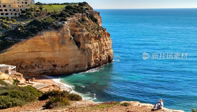 葡萄牙阿尔加维Centeanes Praia de Vale陡峭的侵蚀石灰岩峭壁